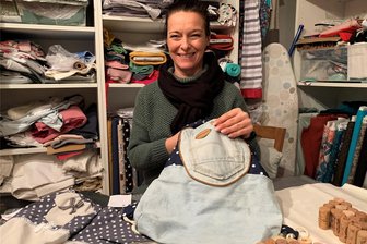 Die jeder Jeans ein zweites Leben gibt: Kreative Mülsenerin lädt andere Kreative ein - Susann Tennert hat aus ihren Hobbys einen Nebenjob gemacht. In ihrer kleinen Kreativwerkstatt unter dem Namen "Sutee" näht sich aus alten Jeans unter anderem Taschen und Beutel.