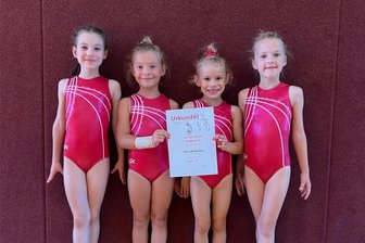 Die jüngsten Turnerinnen des ESV Lok Zwickau zeigen im Team keine Nervosität - Keine Spur von Nervosität zeigten Emily Klühs, Johanna Röhnert, Yuna Schuster und Meda Frenzel (von links) vom ESV Lok Zwickau.
