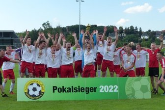 Die Jugend hält die Fahne hoch - Die Freude nach dem Double-Gewinn war groß bei den Kickern der SpG. Neuhausen/Sayda/Clausnitz, für die auch sechs Seiffener die Töppen schnüren.