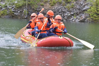 Die Jugendfeuerwehren des Vogtlands im Wettstreit: Das sind die Gewinner - Paddeln im Schlauchboot - eine der zehn Stationen, bei der es nicht nur für die Mannschaft aus Neumark auf gemeinschaftliches Handeln ankam.