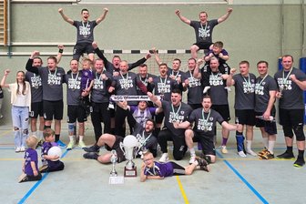 Die junge BSG Wismut Aue und ihr bisher größter Wurf – „Das bedeutet mir die Welt“ - Verdienter Jubel: Die Handballer der BSG Wismut Aue haben den Regionspokal gewonnen.