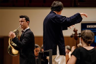Die Junge Philharmonie Augustusburg und eine Schwanenprinzessin verzaubern Musikfreunde - Hornist Daniel Schimmer bei einem Auftritt als Solist im Dresdner Kulturpalast.