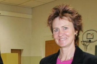 Die Kämpferin ruht sich aus - ein wenig - Sabine Zimmermann im September 2005 beim Wahlgang in Königswalde. 