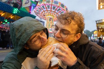 Die Kät und das Essen: Auf dem Volksfest im Erzgebirge ist eine Leckerei aus dem Vogtland der Renner - Bratwurst oder Gyros, quietschbunte Slushs oder süße Churros? Auch auf der 504. Annaberger Kät ist Durchfuttern angesagt. Max Otto (l.) und Lukas Liebehentschel schwärmen vom Angebot einer Schaustellerdynastie aus dem Vogtland.