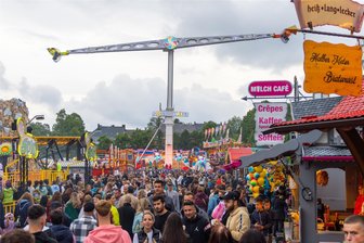 Die Kät und das Geld: Warum manche Fahrt acht Euro kostet - Besucheransturm zur Eröffnung der Kät am Freitagabend. Viele der Besucherinnen und Besucher ließen sich dabei weder von den anfangs dunklen Wolken, noch vom später einsetzenden Dauerregen beeindrucken.