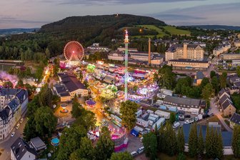 Die Kät und eine Doku: Porträt über bekannte Schaustellerfamilie im Erzgebirge gedreht - Hinter die bunten Kulissen der Kät hat Filmemacher Sören Folkens geblickt. Seine Doku ist in der ZDF-Mediathek.