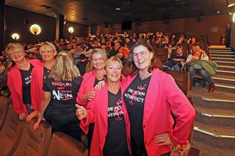 Die „Kaiser-Girls“ entern das Plauener Kino: So erlebten Fans aus dem Vogtland den Start des Roland-Kaiser-Films im Capitol - Die „Kaiser-Girls" aus Elsterberg fielen bei ihrem Kinobesuch mit ihren originellen Outfits auf.