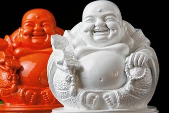 Die Kantine am Rathaus in Chemnitz vermisst ihren Buddha - Ein Foto von dem gestohlenen Buddha aus der Kantine gibt es nicht. Aber so oder so ähnlich wie der weiße im Vordergrund sieht er aus. Die Figur ist aus Keramik und weiß.