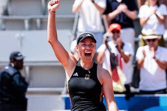 Die Karriere ist noch nicht beendet: Angelique Kerbers Kampf mit der Hitze und den Tränen - Angelique Kerber jubelte gemeinsam mit etwa 1000 deutschen Fans über den Einzug ins Achtelfinale bei den Olympischen Spielen in Paris.