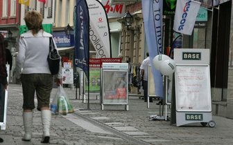 Die Kehrseiten der Discount-Medaille - 
              <p class="artikelinhalt">Innovative Vertriebswege sollen aus Sicht der Stadt dem Lebensmittelnahversorgermangel abhelfen. Zumindest mit der Kommunikation hapert in der City es nicht: Handy-Shops gibt es satt. Also künftig das Essen per Telefon beim Versender bestellen? </p>
            