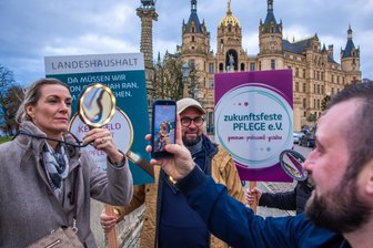 Die Kernfrage bleibt unbeantwortet - Die Vereinigung „Zukunftsfeste Pflege“ protestiert vor Beginn der Landtagssitzung vor dem Schweriner Schloss für mehr Geld für Pflege.