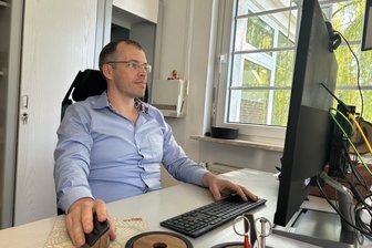 Arzt in Leipzig ersetzt Sprechstundenhilfe durch KI - kann das funktionieren? - Dr. Albrecht Wenzel setzt in seiner Leipziger Praxis bereits auf KI gestützte Praxissoftware und digitale Terminverwaltung.