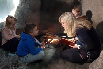 Die Kinder und das Feuer: Wo junge Vogtländer alles über Gefahren der Flammen lernen können - Eine Höhle war erste Wissensstation. Dort erzählte Flobiz-Sozialpädagogin Anna Haymann, wie Menschen das Feuer entdeckten und Feuerwehren entstanden.