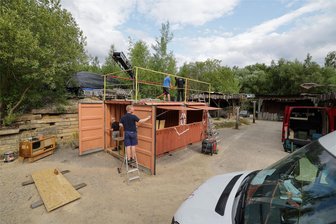 Die „Klanggrube“ startet als „Vogelfrei“ an anderer Stelle neu durch - Die „Klanggrube“ zieht nach Nobitz: Der letzte Container wird noch für den neuen Einsatz umgebaut.