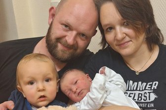 Die kleine Lilli Thea hatte es besonders eilig: Das sind die Weihnachtsbabys aus dem Vogtland - Kevin und Linda Haselbauer aus Schilbach sind am Heiligabend Eltern einer kleinen Tochter geworden. Lilli Thea hatte besonders eilig und kam noch im Rettungswagen zur Welt.