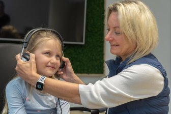 Die kleine Lotte und ihr Knopf im Ohr: „Die Autos sind plötzlich so laut“ - Ein Mal pro Jahr führt Pädakustikerin Doreen Minnerop eine Hörmessung bei Lotte durch.