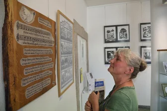 Die „Kleine weiße Friedenstaube“ und ihre Botschaft in Oelsnitz - Als Relief ist das Lied „Kleine weiße Friedenstaube“ in der Ausstellung mit Scherenschnitten von Erika Schirmer in Oelsnitz zu sehen.
