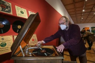 Die kleinen Geschichten hinter der großen Geschichte - Volker Schriever, Depotverwalter im Schloßbergmuseum, legt eine Schellackplatte an einem Hermaphon der Firma Arno Bauer auf, welches der Seemann Gunter Hofmann dem Museum geschenkt hat.