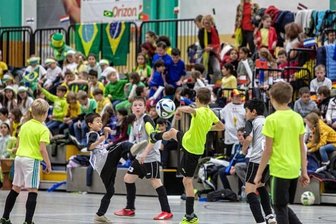 Die Kleinsten suchen Europameister - Im vergangenen Jahr wurde in der Plauener Helbig-Halle der Weltmeister unter den vogtländischen Grundschulen ausgespielt. Die Plauener Montessori-Grundschule, die Mexiko repräsentierte, holte den Titel.