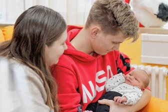 Die Kliniken im Erzgebirge melden 1653 Geburten - Wie viele Babys wird es 2023 im Erzgebirgsklinikum geben? Letitzia, die als Tochter von Oliwia und Jeremy Grund aus Stollberg am 21. Januar dieses Jahres im Annaberger Krankenhaus das Licht der Welt erblickte, hat bereits einen festen Platz in dieser neuen Statistik.