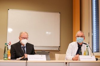 Die Kliniken in Sachsen arbeiten am Anschlag - Mediziner richten dringenden Appell an die Bevölkerung - Prof. Dr. Christoph Josten vom Universitätsklinikum Leipzig und Dr. Thomas Grünewald vom Klinikum in Chemnitz bei der Pressekonferenz in Aue am Freitag.