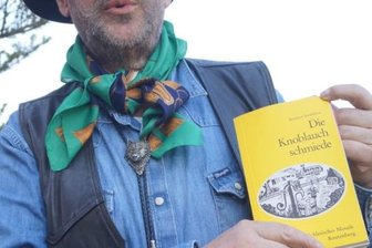 Die Knoblauch-Spur ins Riesengebirge - Der Zwotaer Knoblauchzüchter Detlef Kittelmann mit dem Buch "Die Knoblauchschmiede" von Barbara Strehblow über die KnoblauchzüchterfamilieKittelmann im Riesengebirge.