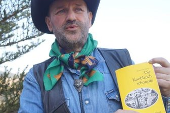 Die Knoblauch-Spur ins Riesengebirge - Der Zwotaer Knoblauchzüchter Detlef Kittelmann mit dem Buch "Die Knoblauchschmiede" von Barbara Strehblow über die KnoblauchzüchterfamilieKittelmann im Riesengebirge.