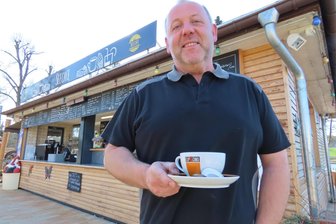 „Die Kober ist einfach eine geile Location“: So krempelt der neue Betreiber das Freizeitgelände bei Werdau um - Neben Kaffee und Kuchen bieten Thomas Hennig und seine Mitarbeiter im „Seecafé“ auch deftige Snacks für die Ausflügler an.