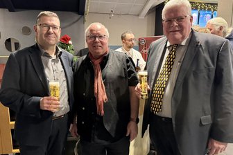 Die Köpfe hinter dem Freiberger Bier - Der derzeitige Geschäftsführer des Freiberger Brauhauses, Holger Scheich (l.), der Initiator der Tachelesreihe Thomas Erler, und der ehemalige Brauereichef Prof. Dr. Michael Eßlinger.