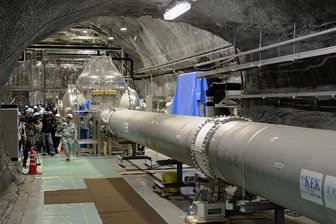 Die Kohle geht - Forschung und Technologie sollen kommen - Der japanische "Kamioka Gravitational Wave Detector" (Kagra, seit 2018 in Betrieb). Mit einer ähnlichen Anlage wies man 2015, rund 100 Jahre nach Einsteins Vorhersage, Gravitationswellen nach. Kagras Drei-Kilometer-Arm liegt unterirdisch, um seismisches Rauschen zu unterdrücken.