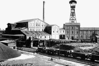 Die Kohlevorräte neigen sich dem Ende - Der Morgensternschacht III erhielt am 13. April 1909 einen Gleisanschluss mit einem Betriebsbahnhof. Im Bild sind die Kohleverladung und der Holzplatz zu sehen.