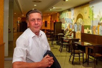 Die Kolonnaden erhalten eine Frischekur - Center-Manager Holger Kappei kann es kaum erwarten, bis das neue Mobiliar den derzeit recht dunklen Gastronomiebereich aufhübschen wird.