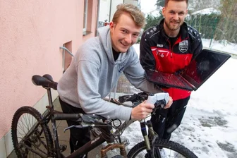 Die Konsolen glühen wieder: Vogtland-Cup geht in die zweite Runde - Jan Zimmermann (rechts) und Nils Bauer (links) haben im vergangenen Winter erstmals den Vogtland-Cup im Online-Fußball ausgerichtet. Im Internet organisierten und übertrugen sie die Spiele des Wettbewerbs. In diesem Jahr ist der Modus ein anderer, wenn wieder circa 40 Mannschaften um die Online-Krone spielen.