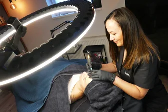 Die Kosmetik-Leidenschaft dieser Gornauerin reicht vom Erzgebirge bis auf die Insel Rügen - „Einfach schön“ heißt das frisch eröffnete Gornauer Atelier, in dem Yvonne Klamm regelmäßig zum Pigmentiergerät greift.
