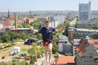 Die Kosmos-Slackliner: Drei Tage Festival, drei Highlines, 18-mal Mut - Ruben Langer auf einer der drei Slacklines.