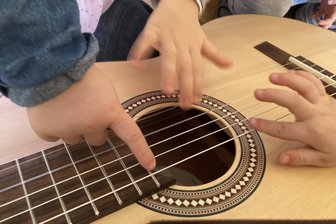 Die „Krachmacher“ von der Glauchauer „Spatzenburg“ - In der Kindertagespflegestelle „Spatzennest“ durften die Kleinen verschiedene Instrumente ausprobieren.