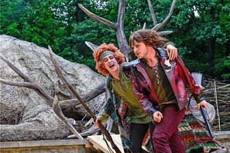 Die Kraft der Schwachen - Mit seinem Kumpel, dem Roten (Martin Esser, l.), geht Stülpners Karl (Martin Valdeig) durch Dick und Dünn. Oder sie tun so. Denn beide gehören auf der Chemnitzer Küchwaldbühne in Andreas Rehschuhs Version des Stülpner-Stoffs zu einer Theatertruppe, die die Legende vom "sächsischen Robin Hood" auf die Bühne bringt.