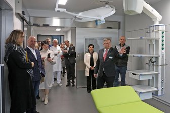 „Die Krise ist am HBK angekommen“: Sorgen des Zwickauer Krankenhauses bestimmen selbst Einweihung von Millionen-Neubau - Chefarzt Dr. Reinhold Müller (vorn rechts) zeigt den Gästen beim Rundgang durch das neue Haus 1 des HBK die neuen Räumlichkeiten im Funktionsbereich der Klinik für Lungenheilkunde.