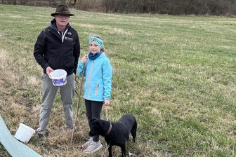 Die Krötenretter von Lichtenau: Warum noch keine Kaulquappen zu sehen sind - Ronny Kempe und seine Tochter Johanna am Krötenzaun im Lichtenauer Ortsteil Biensdorf. Immer dabei Mischlingshund Senta.