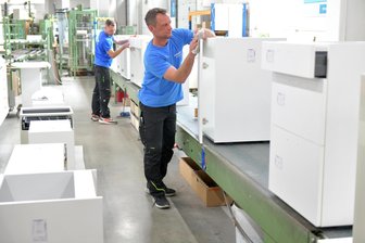 „Die Küche ist das Herz des Hauses“: Wie es bei Ratiomat in Leubsdorf nach dem Tod des Geschäftsführers weitergeht - Fertigung bei Ratiomat in Leubsdorf: Silvio Rathmann und Michael Dix bei letzten Arbeiten an den Spülenschränken.