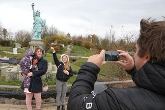 Die kürzeste Saison seit 1999 ist zu Ende - Kein Miniwelt-Besuch ohne Foto. Auch Christian Sperling zückte am Sonntag das Handy, um seine Familie unter anderem vor dem Modell der Freiheitsstatue, die wie alle Bauwerke im Maßstab 1:25 originalgetreu nachgebaut wurde, im Bild festzuhalten. 