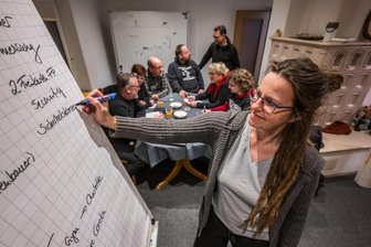 „Die kulturelle Notlösung“: Wie ein Verein im Erzgebirge die Kultur-Szene aufmischt - Die Vereinsmitglieder von „Die kulturelle Notlösung“ bei der Planung einer anstehenden Veranstaltung, vorn im Bild Katrin Klenner.