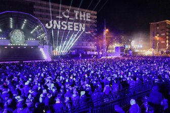 Die Kulturhauptstadt-Eröffnung 2025 im Liveblog: Drohnenabwehr musste bei Eröffnungsshow eingreifen - Unerlaubt ist eine Drohne am Abend zur Eröffnungsfeier am Himmel aufgetaucht - und hat damit den Höhepunkt der Show verhindert.