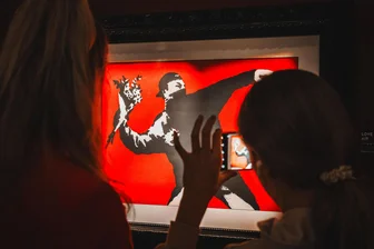 Die Kulturhauptstadt hat uns ein Fenster ins Herz einer Gesellschaft geöffnet – droht 2026 wieder alles kaputtzugehen? - Banksy-Kunst in der Ausstellung „A Vandal turned Idol“ in Chemnitz: Komm, wir hol‘n uns unsere Straßen wieder!