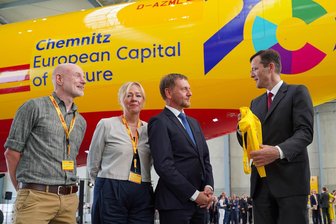 Die Kulturhauptstadt hebt ab – mit einem Flugzeug der DHL - DHL-Vorstand Tobias Meyer (r.) weiht mit Kuha-Geschäftsführer Stefan Schmidtke, Dagmar Ruscheinsky und Michael Kretschmer (v. l.) den Flieger ein.