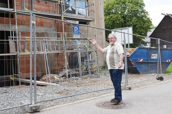 Die Kulturhauptstadt macht‘s möglich: Chemnitzer Ortsteil Mittelbach bekommt einen Mittelpunkt - Ortsvorsteher Gunter Fix kann die Baustelle auch von seiner Amtsstube aus sehen.