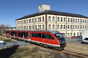 Die Kulturhauptstadt macht's möglich: Mehr Züge und Busse im Erzgebirge - Eine Regionalbahn passiert den Bahnübergang Dörfelstraße in Olbernhau.