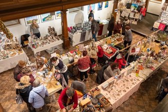 Die Kunst der Spitzeneiertechnik - Schmuckstücke, Holzobjekte, Genähtes, Gefilztes, Geklöppeltes und Getöpfertes: Der Hobby- und Kunsthandwerkermarkt in der Nicolaikirche hat Vielfältiges zu bieten.
