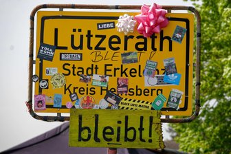 Die Kunst des „Ja“: Wie Wandel gelingen könnte - ein Gespräch mit Kilian Jörg - Lützerath: Das Ortsschild von Lützerath. Lützerath existiert in seiner ursprünglichen Form nicht mehr; das Dorf wurde im Januar 2023 gegen starken Widerstand aus der Zivilgesellschaft im Zuge der Kohleförderung des Energieriesen RWE geräumt und anschließend abgerissen.