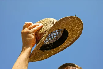 Die Kunst des richtigen Guten-Tag-Sagens: Zwischen „Moin“ und „Grüß Gott“ - Das Ziehen des Hutes kam naturgemäß mit dem Umstand aus der Mode, dass im späten 20. Jahrhundert immer weniger Hut getragen wurde. Aber seit einigen Jahren kehrt die Kopfbedeckung auf die Häupter auch junger Männer zurück – und mit ihr womöglich peu à peu auch das schöne Zeichen der Wertschätzung.